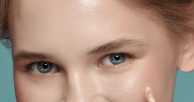 4 خطوات للعناية بمنطقة العينين مع الكونسيلر أم بدونه