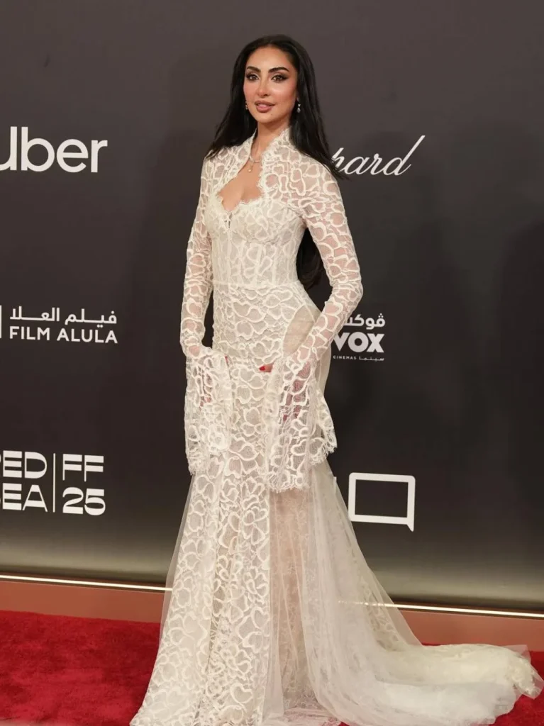 نور الغندور تتألق أنوثةً بالأبيض: صيحة 2026 بإطلالة ملكية