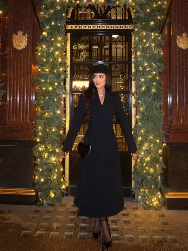 نور الغندور تتألق بمعطف Alaïa الأسود بإطلالة شتوية ملكية