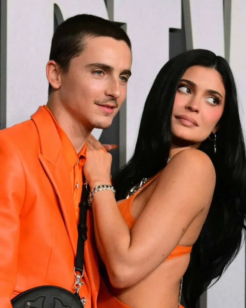 الجرأة والبساطة: كايلي جينر بفستان جلدي يلفت الأنظار