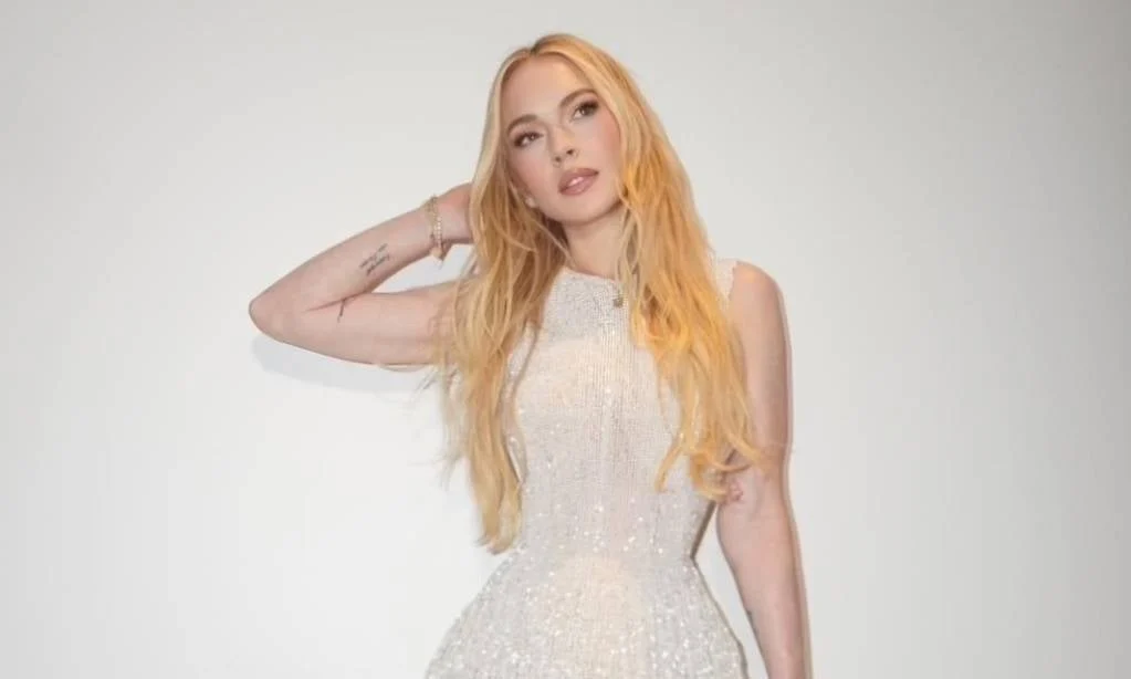 تفتتح ليندسي لوهان موسم الثلوج بفستان أبيض قصير