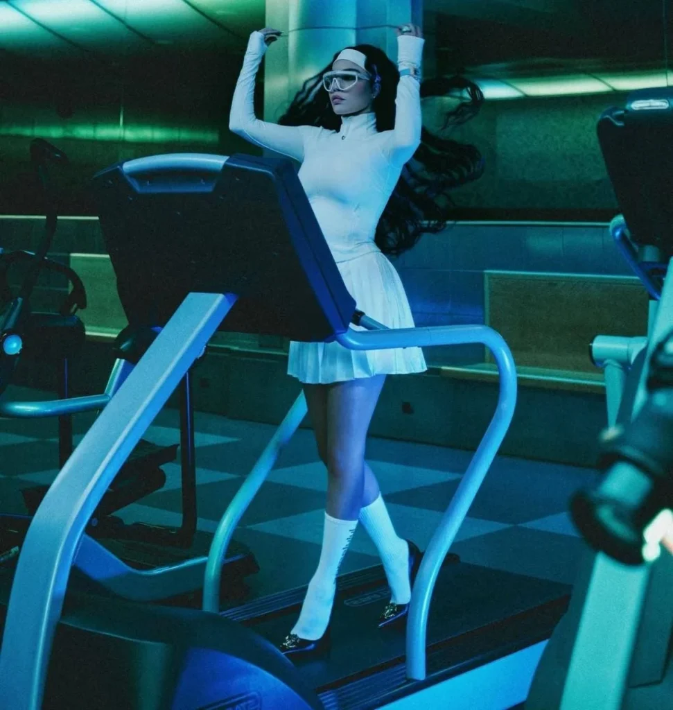 الأسلوب المستقبلي يسيطر على إطلالات النجمات العربيات