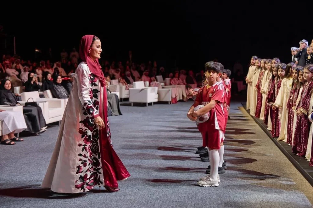 إطلالة الشيخة موزا بعباءة قطرية بالأبيض والبوردو في Qatar Jannah