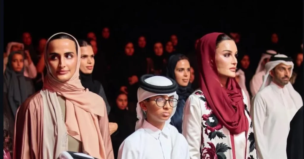 الشيخة موزا بعباءة مستوحاة من قطر وتوقيع فضيلة الكادي