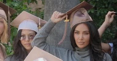 أولادها تشاجروا بسبب ميك.. وكيم كارداشيان تتعرض للإحراج في حفل تخرجها