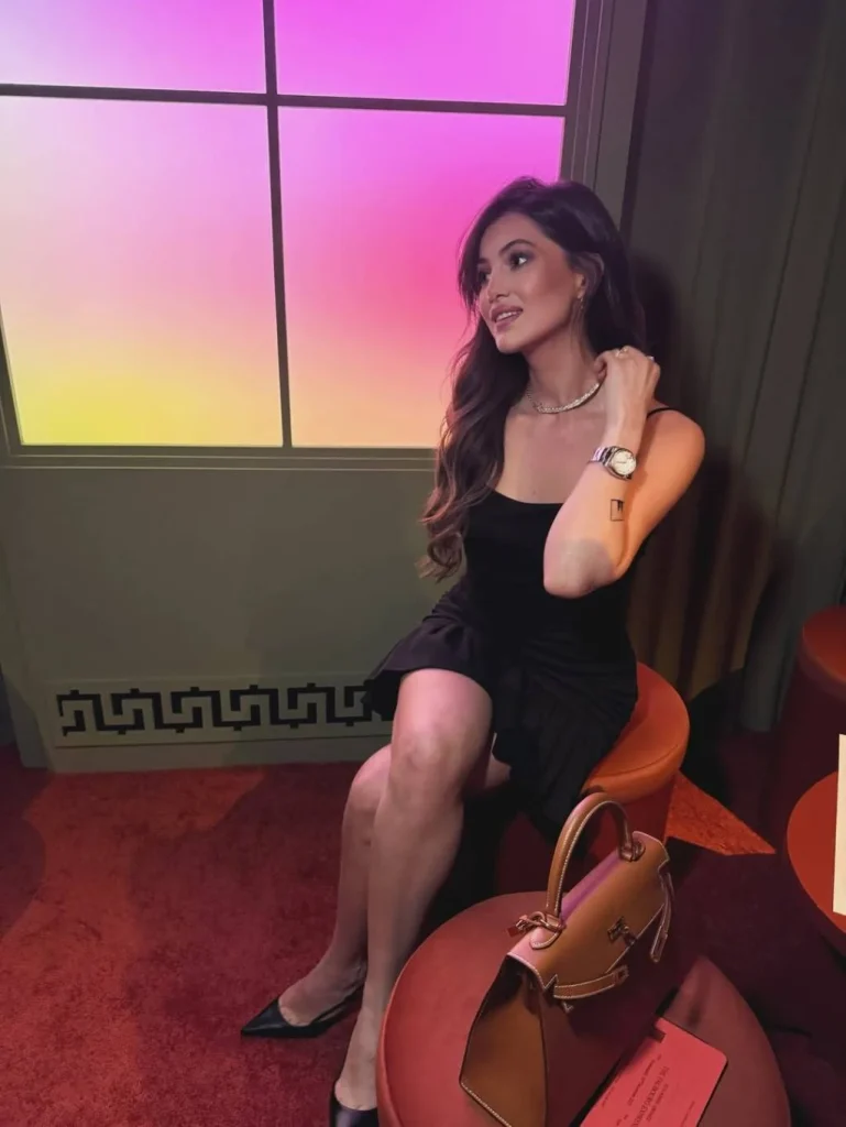 دانا الحلاني تثير صيحة الفستان الأسود القصير