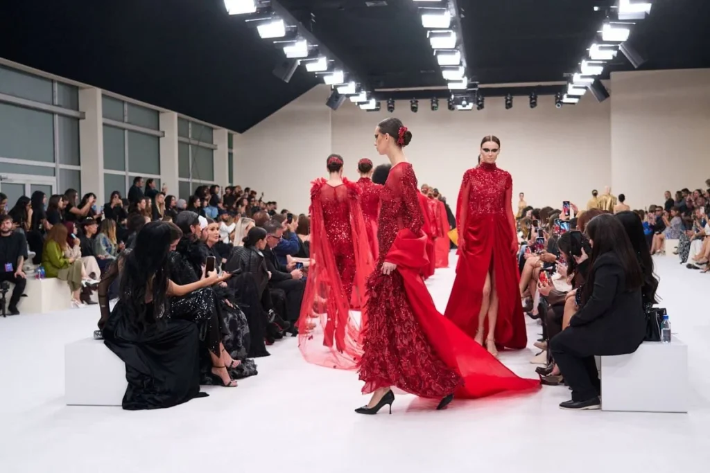 الفستان الأحمر: رمز الأعياد وأناقة خالدة