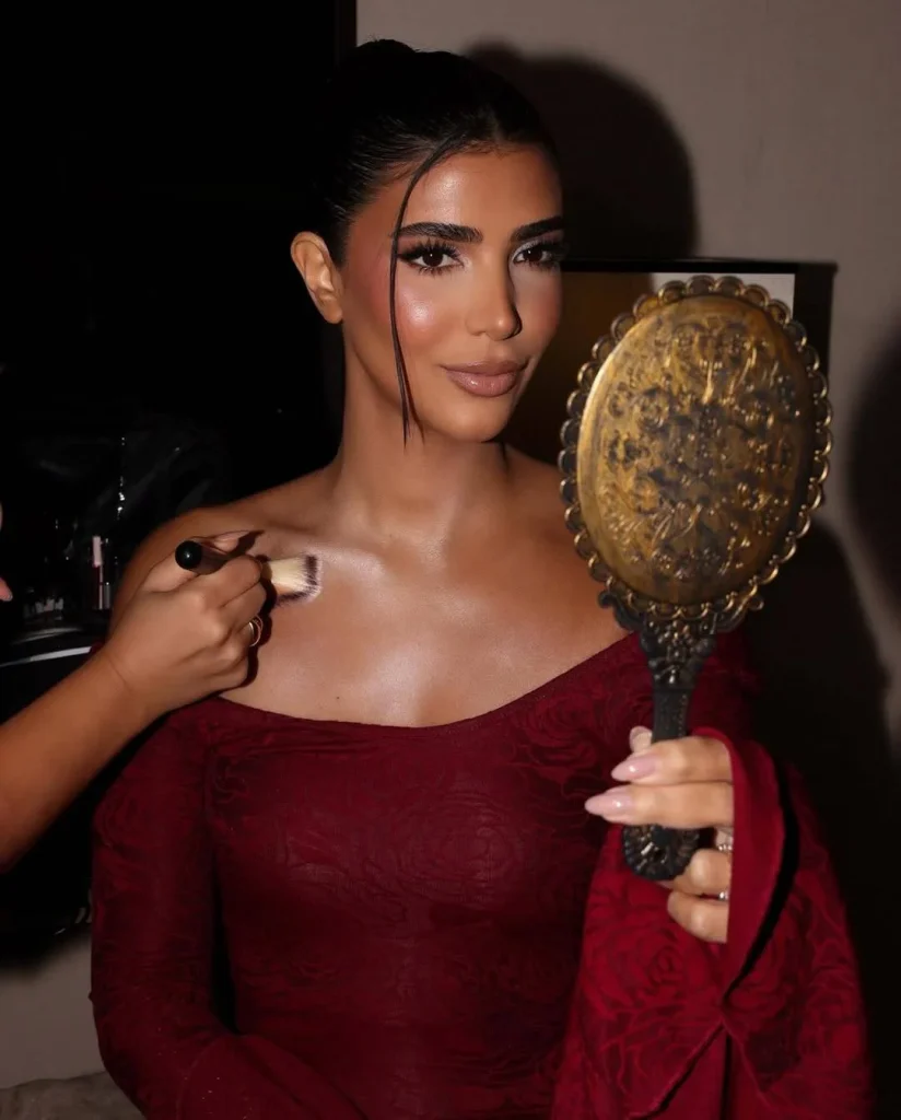 ريم سامي تتألق بفستان دانتيل شفاف أنيق