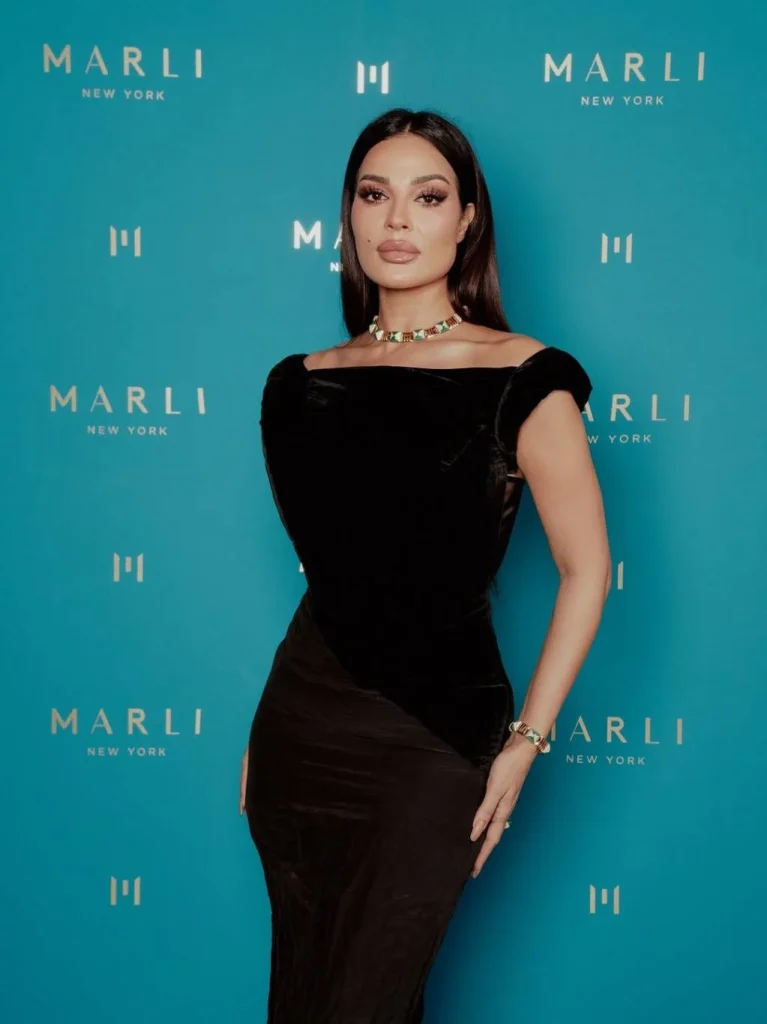 نادين نسيب نجيم تتألق بالكولون المخرم