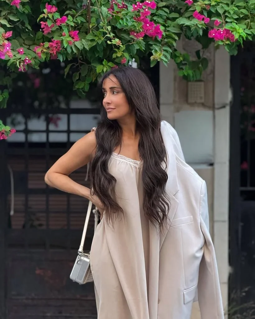 كندة حنا تتألق في عيد ميلادها بتنورة قصيرة