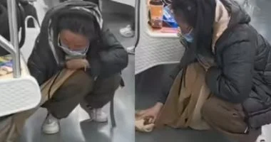 درس في الأخلاق.. سيدة صينية تنظف شاي مسكوب في المترو بملابسها