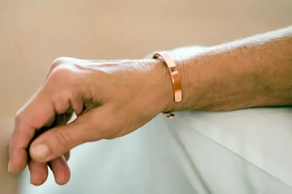 سوار النحاس في اليد: ما تأثير ارتدائه على جسمك؟