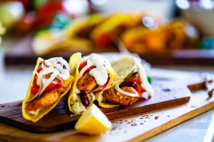 تاكو السمك بنكهة الأناناس