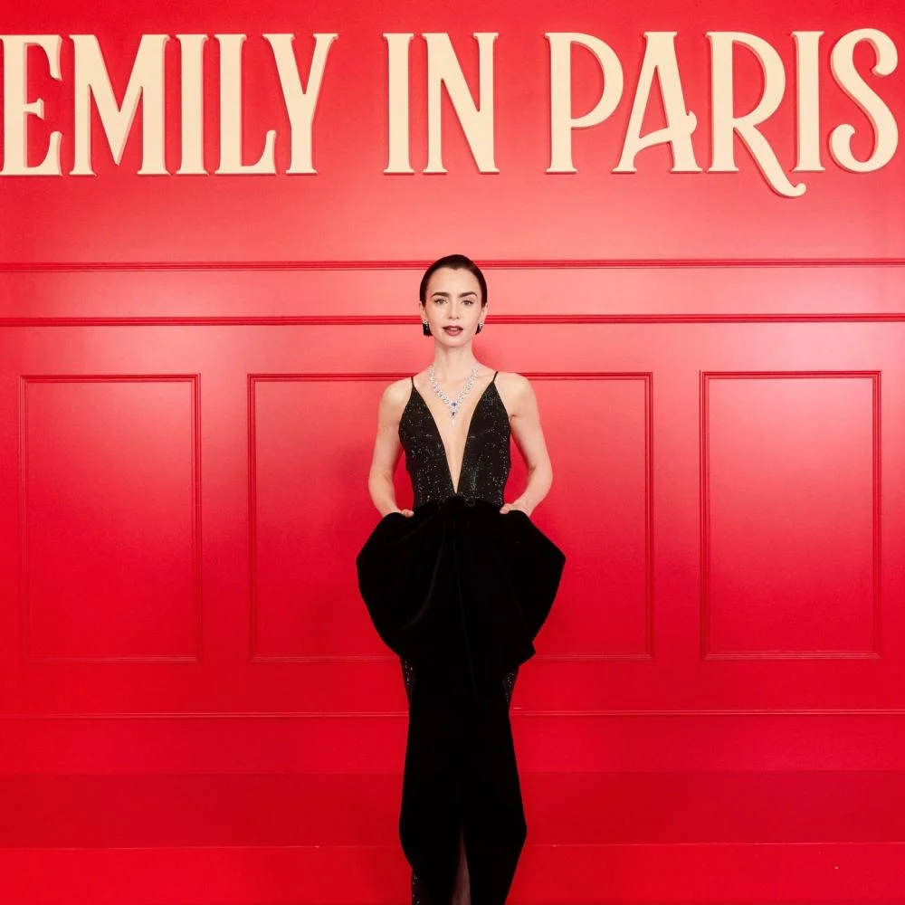 ليلي كولينز تختم 2025 بإطلالات عصرية وتحتفل بـ Emily in Paris 5