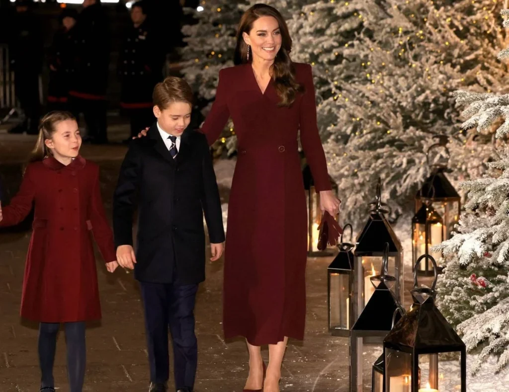 كيت ميدلتون والأميرة شارلوت بإطلالات متوافقة في قصر باكنغهام