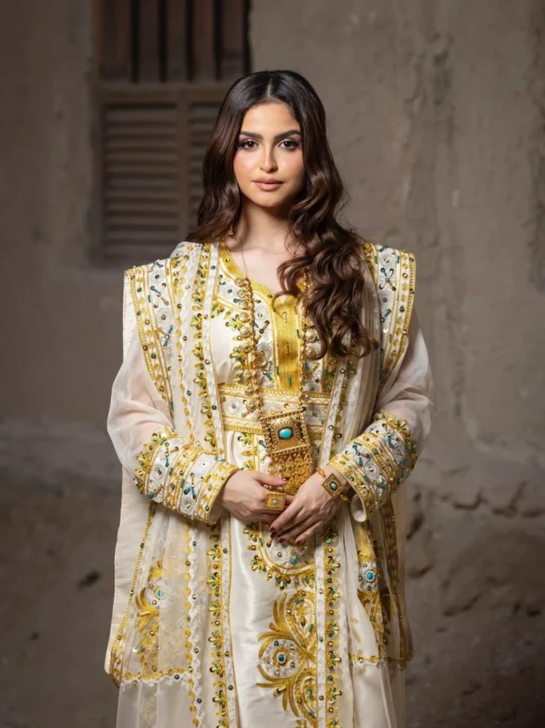 إطلالات شرقية للاحتفال باليوم الوطني البحريني: الأصفر عنوان الفخر