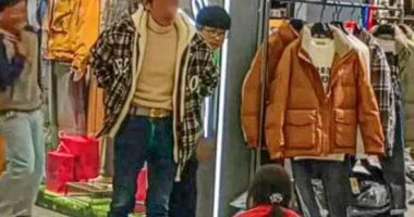 رجل يسيء معاملة زوجته ويجبرها على الركوع والتوسل لشراء ملابس الشتاء