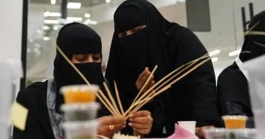 سعف النخيل والدوم يحول مواد بسيطة لمشغولات تراثية فنية بجازان