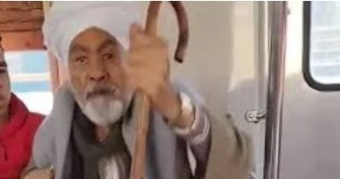 عجوز ينفعل على فتاة في المترو بسبب وضعية جلوسها