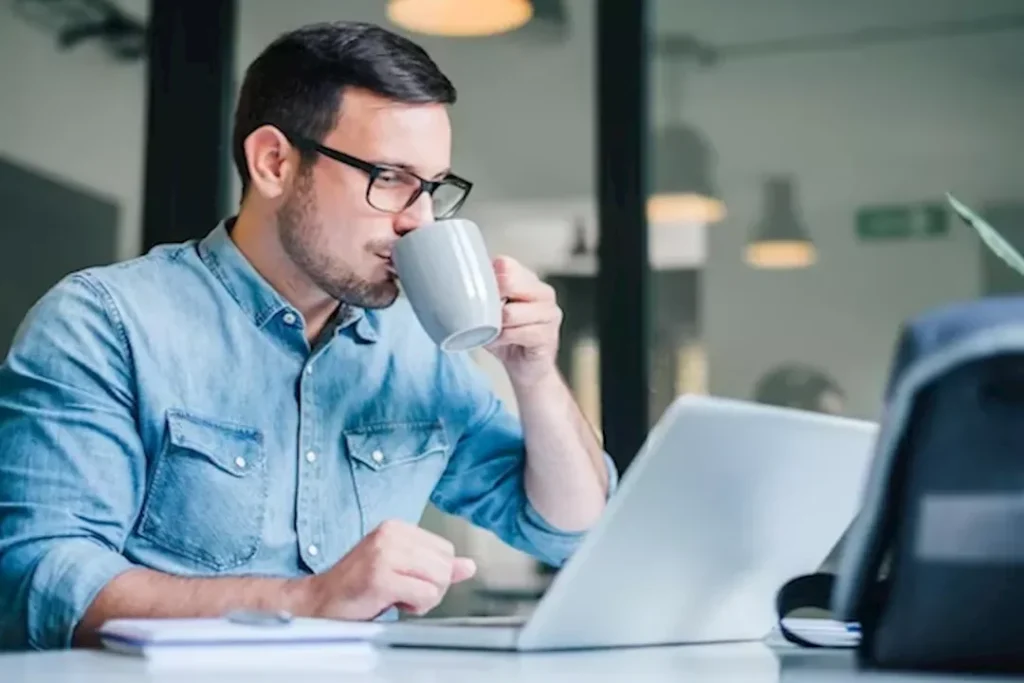 الجلوس الطويل يضر قلبك.. اشرب مشروبًا يحمي قلبك