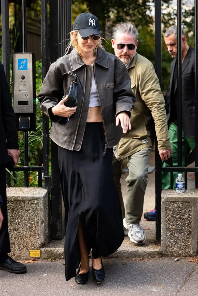 جيجي حديد تعيد ارتداء سترتها الجلدية للمرة الثالثة بأسلوب مغاير