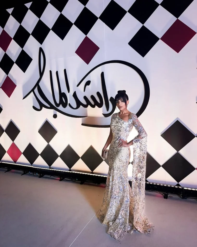 مهيرة عبد العزيز تتألق بفستان ذهبي مطرز