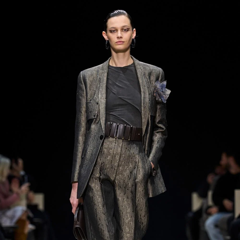 البدلة الرسمية خيار مميّز لإطلالات موسم الأعياد: العصري أم الكلاسيكي؟