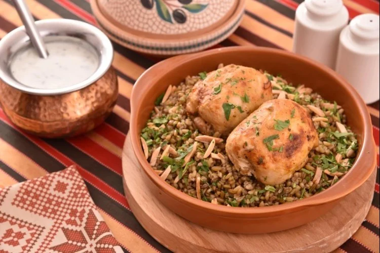 فريكة بالدجاج واللوز