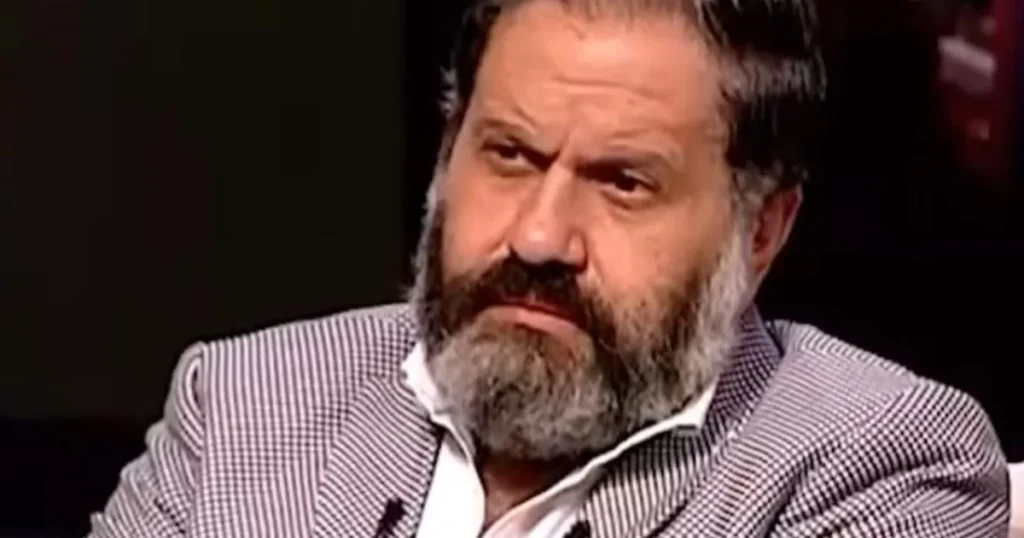 إدوارد يطمئن جمهوره عقب ظهوره على كرسي متحرك