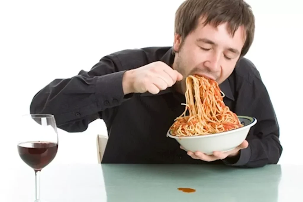 الأطعمة الدسمة والمملحة: تأثيرها على الجسم