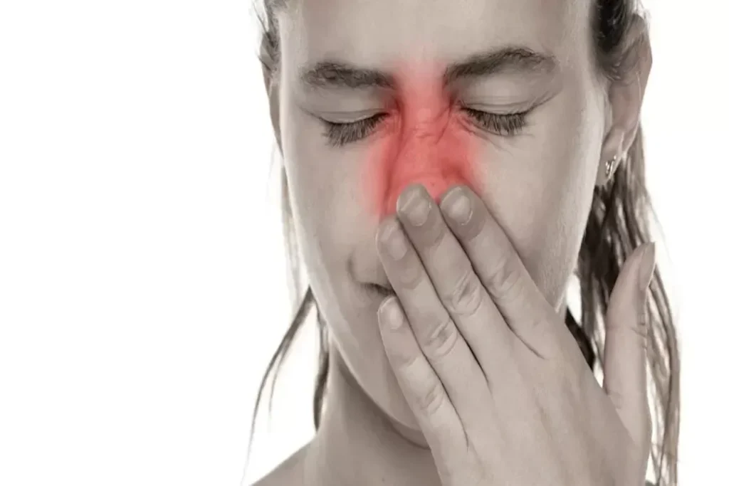 طرق طبيعية لتخفيف حكة الأنف المتكررة في الشتاء، تشرحها طبيبة