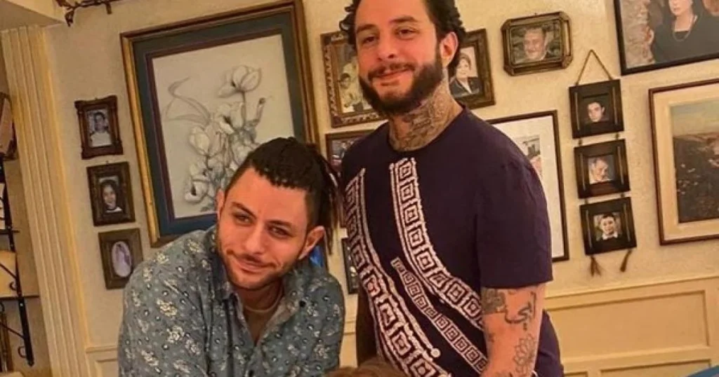 عمر الفيشاوي يوضح انفعال شقيقه أحمد تجاه مصور في عزاء والدته