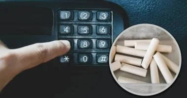 طلاب صينيون يفتحون خزنة هواتف بغبار الطباشير