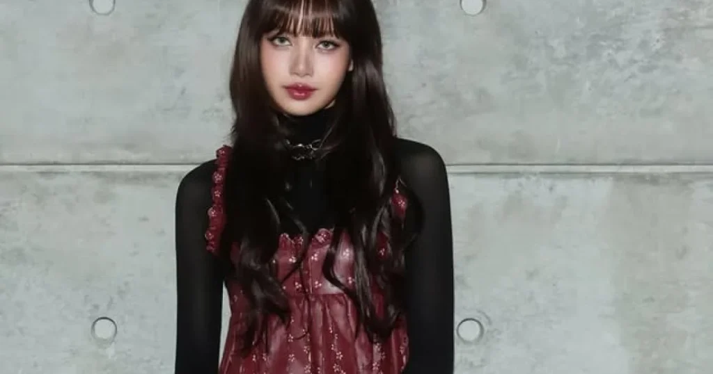 ليزا ترتدي فستان برغندي من لويس فيتون بأسلوب التسعينات