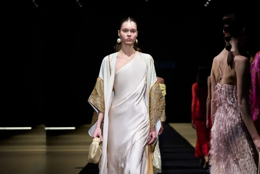 بدلات وفساتين محتشمة بلمسات أنيقة في أسبوع دبي للموضة 2026-2027