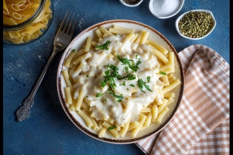 مكرونة بصلصة وايت صوص على طريقة المطاعم