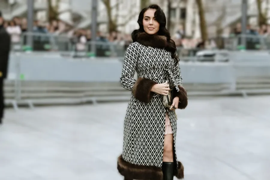 7 نجمات برعن في تنسيق المعطف الفرو البني لموسم شتاء 2026