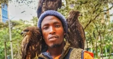 رجل الطيور في نيروبي: حكاية مشرد يحرس الكائنات الجريحة في كينيا