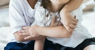 خلاف عائلي ينتهي بالتخلي عن طفليهما في فندق ببكين والشرطة تبحث عنهما