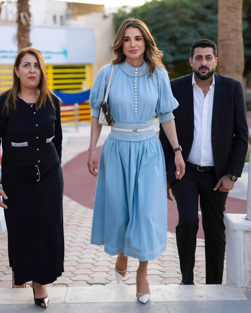 الملكة رانيا العبدالله تلفت الأنظار بطقم دينيم ناعم