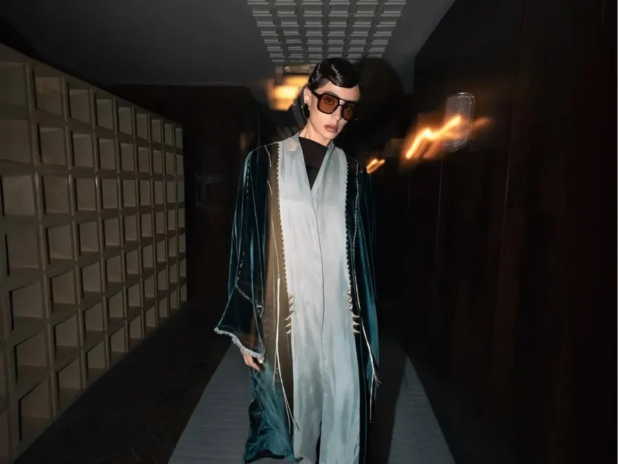 7 أفكار لتنسيق قفاطين وعبايات مخمل شتوية لعام 2026