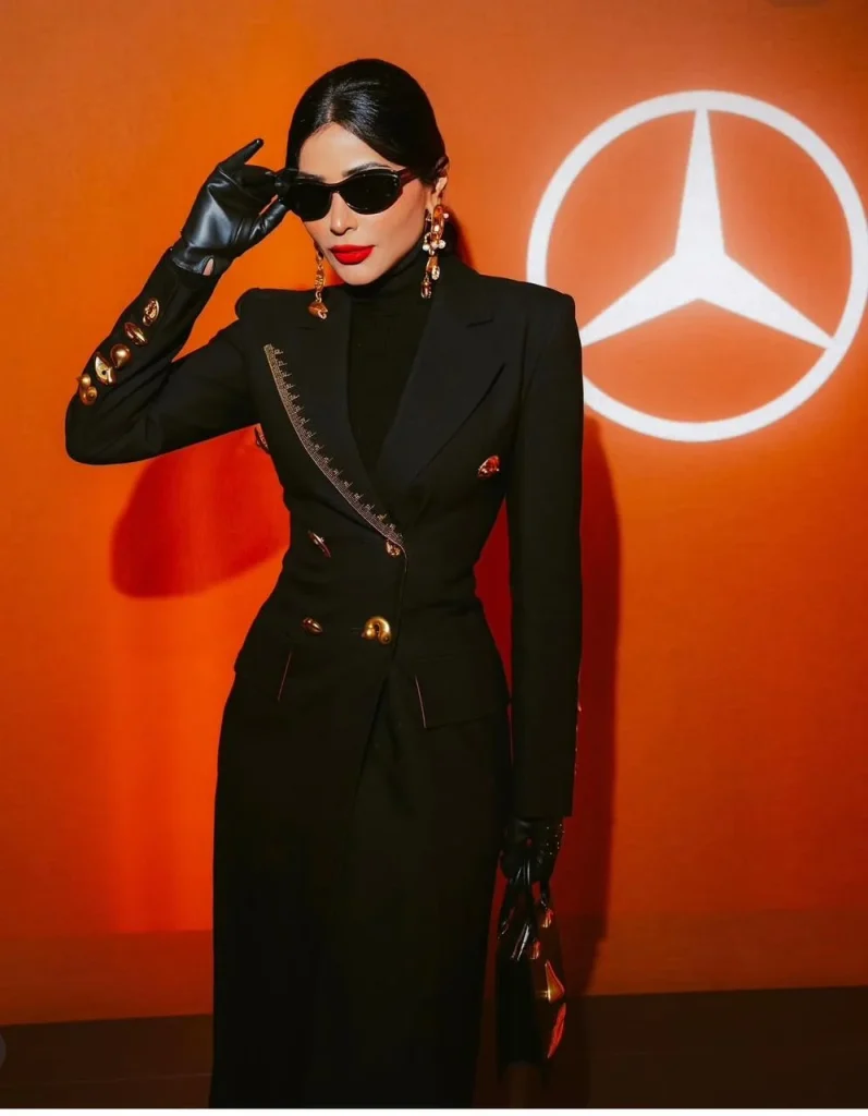 إطلالات مونوكروم: سر أناقة النجمات العربيات