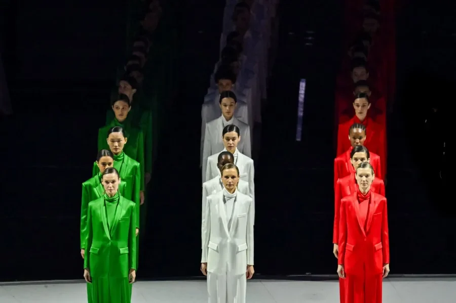 60 عارضة تتألق بأزياء جورجيو أرماني في افتتاح الألعاب الأولمبية ميلانو-كورتينا