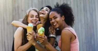 5 طرق لبناء صداقات تعزز سعادتك وتدعم فضولك الإيجابي