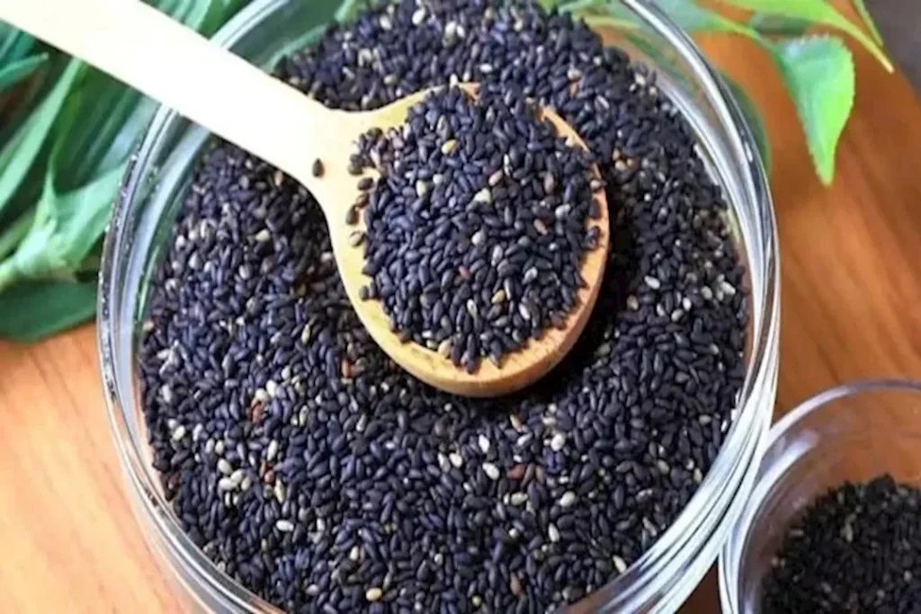 بذور السمسم الأسود: تناولها يساعد على نمو الشعر