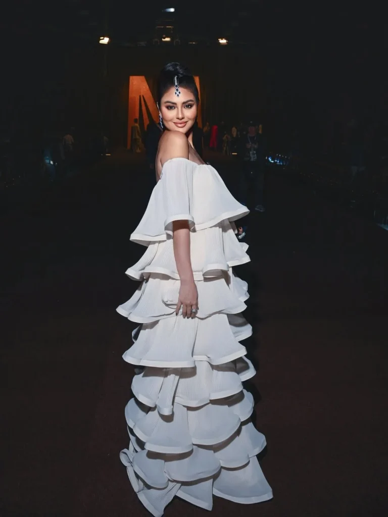 مريم حسين تتألق بفستان أبيض مع الكشاكش البارزة بأسلوب فني