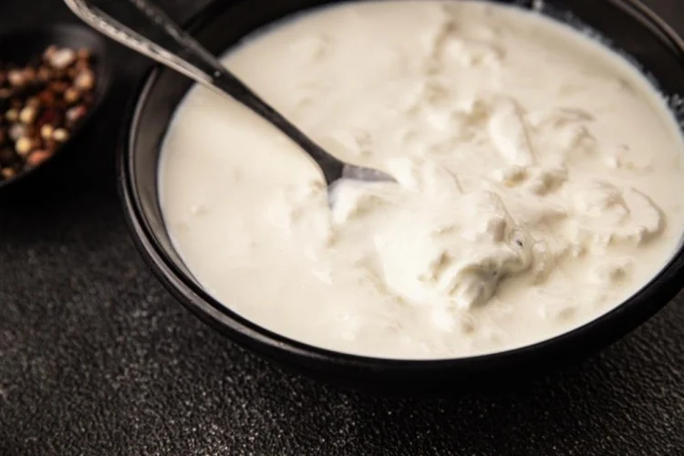 صلصة اللبن مع الثوم للفتة