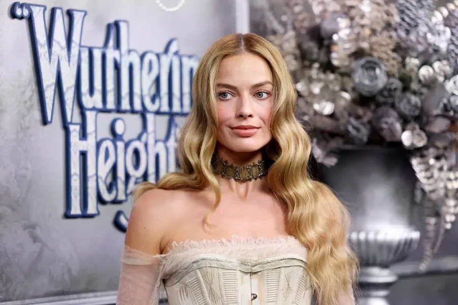 مارغوت روبي بإطلالة الكورسيه الفيكتوري من تصميم محمد آشي