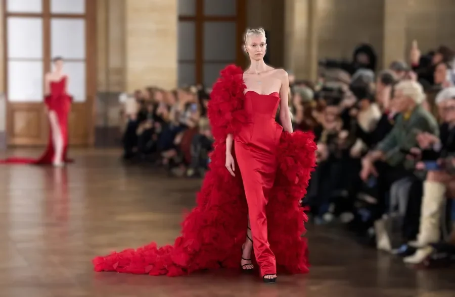 فساتين حمراء تخطف الأنفاس ليوم الحب