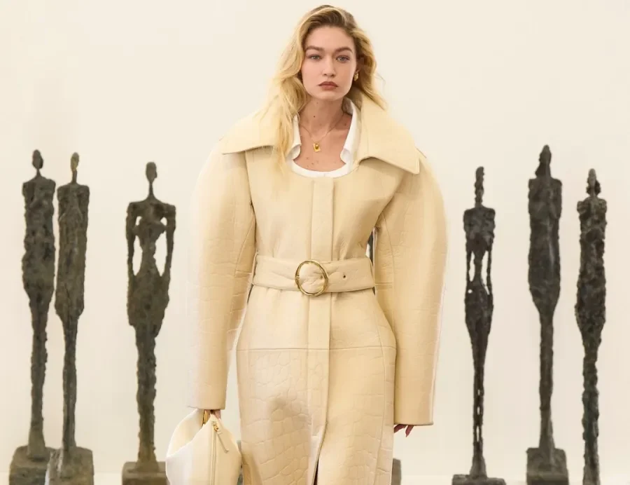 اكتشفي جيجي حديد ومسيرتها اللامعة في عروض الأزياء